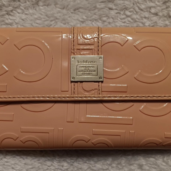 Liz Claiborne peach beautiful wallet - Picture 4 of 9